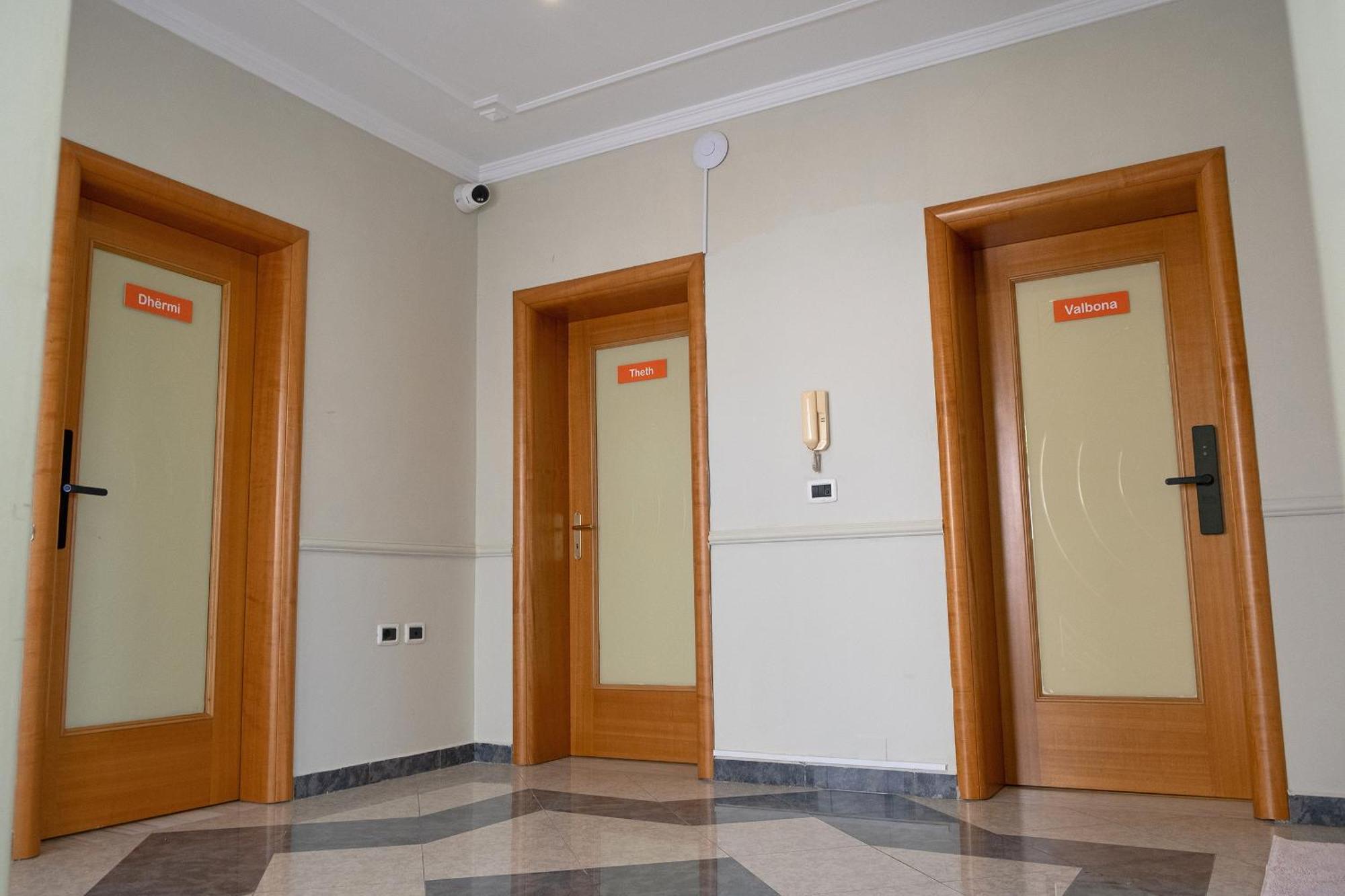 Mandarine Hostel Tirana Zewnętrze zdjęcie