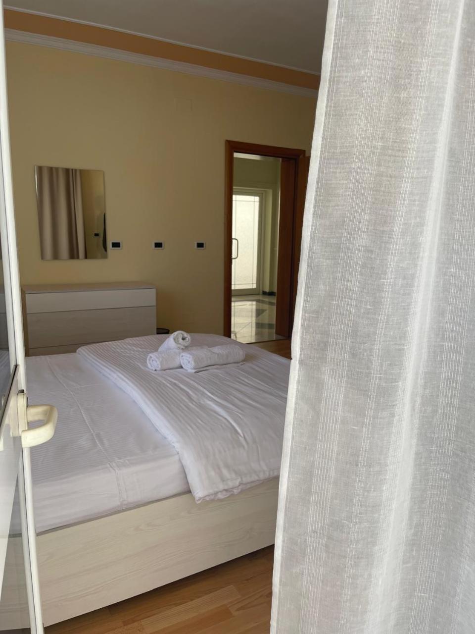 Mandarine Hostel Tirana Zewnętrze zdjęcie