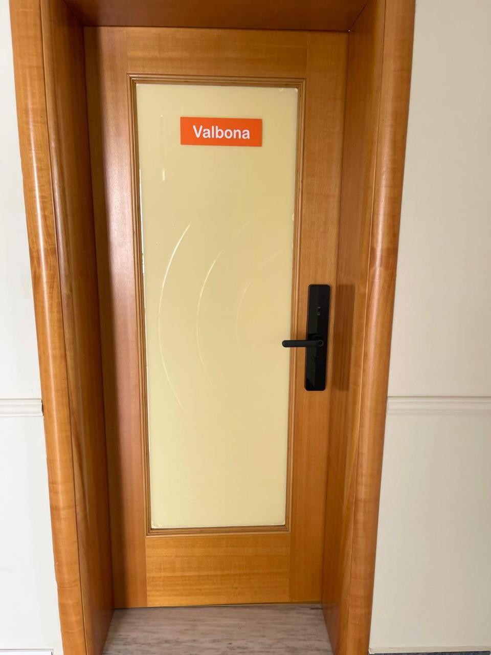 Mandarine Hostel Tirana Zewnętrze zdjęcie