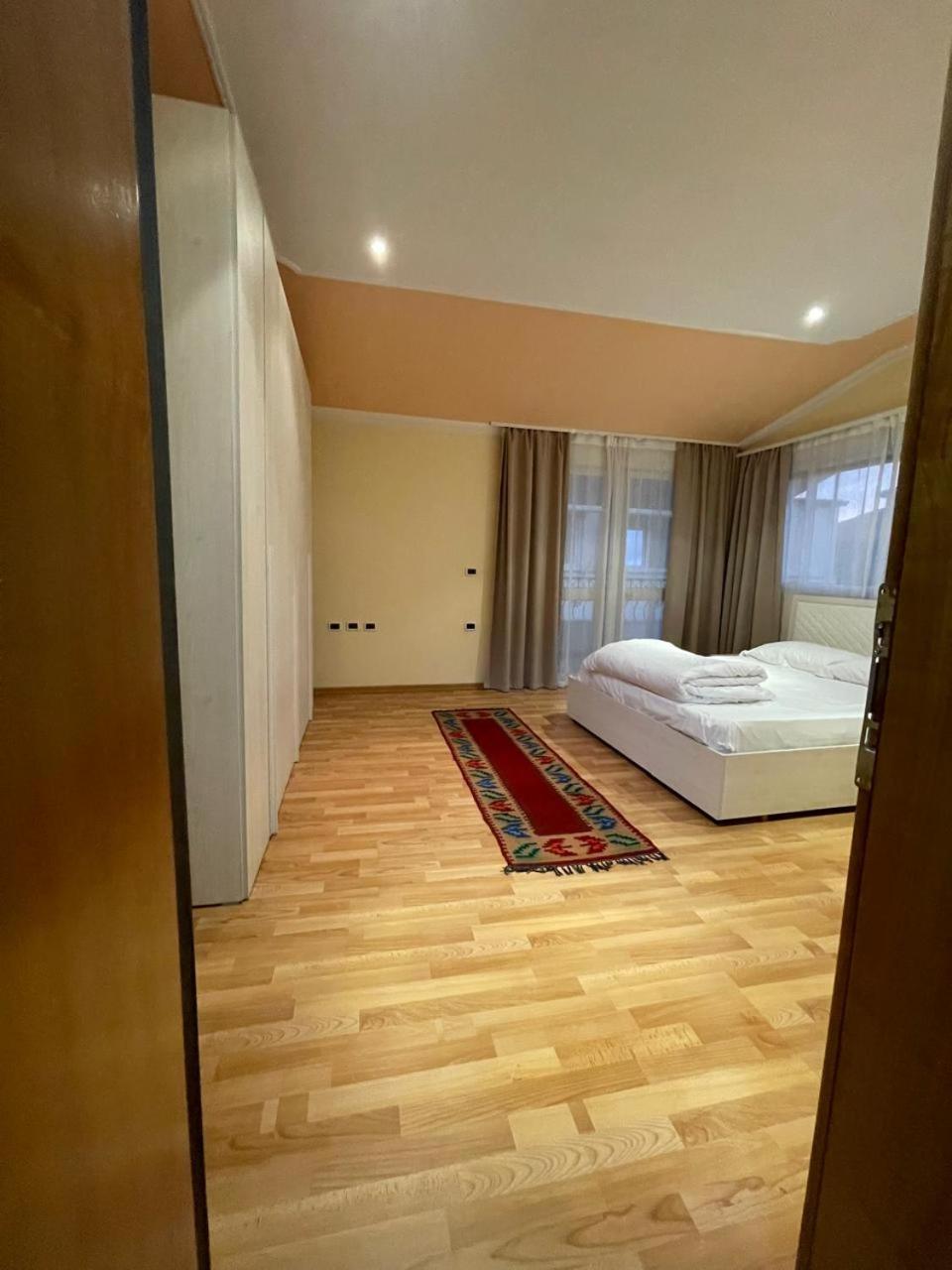 Mandarine Hostel Tirana Zewnętrze zdjęcie