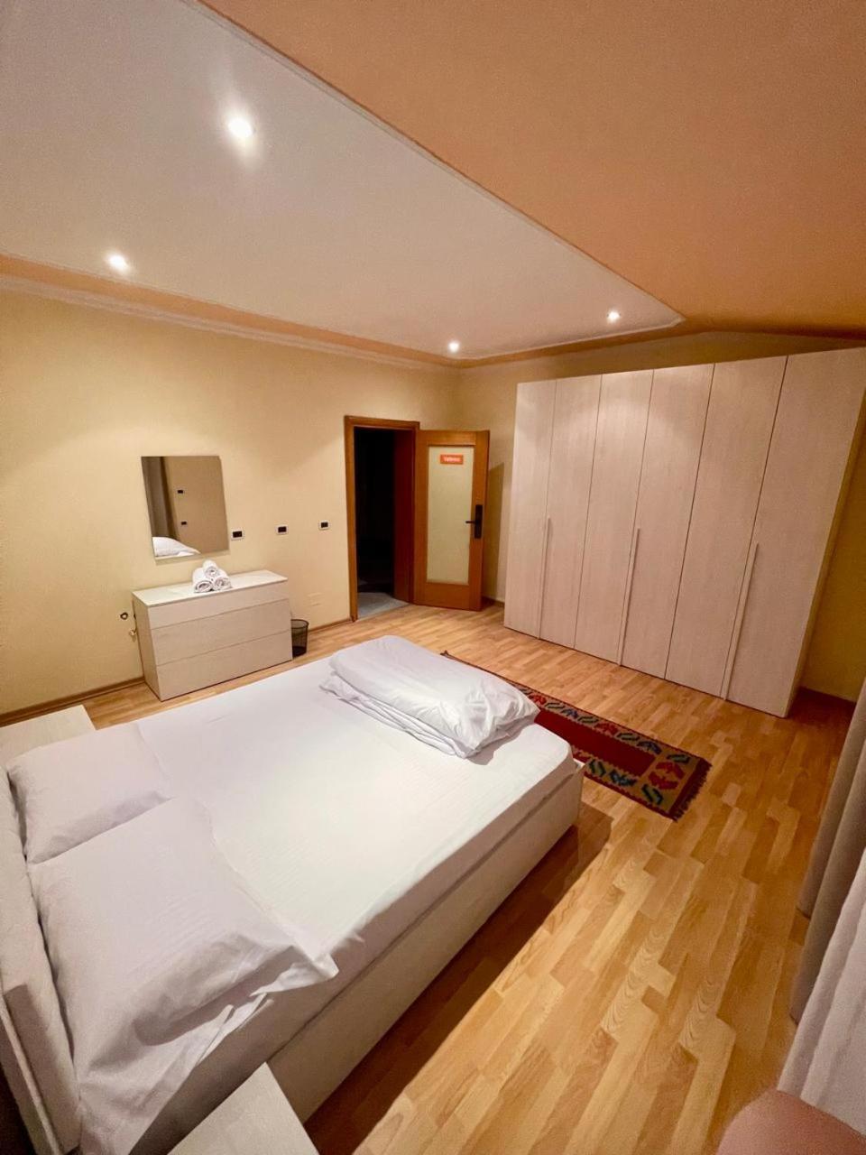 Mandarine Hostel Tirana Zewnętrze zdjęcie